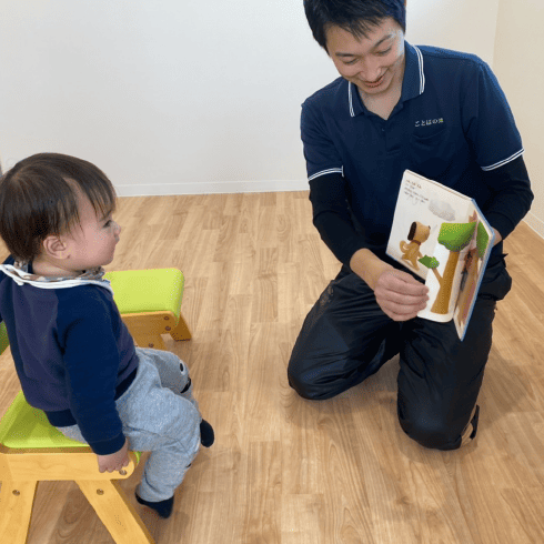 児童発達支援「ことば・発音を育む」言語聴覚士が子ども達に絵本を読み聞かせている